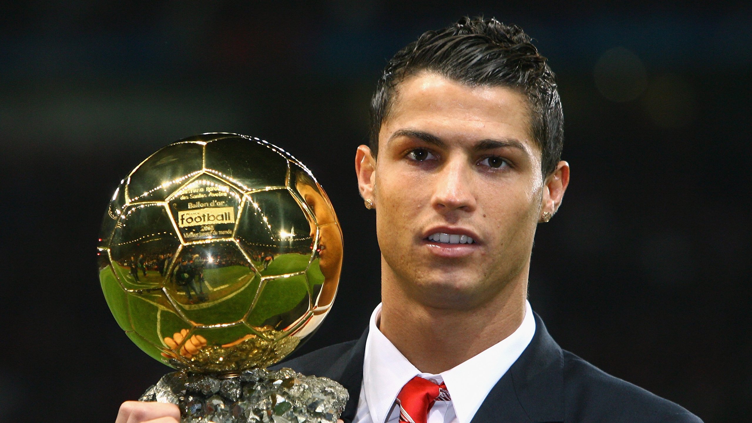 比利时骑手格里高利·瓦特莱特在2024年国际马术联合会障碍赛世界巡回赛中以“Maximus”马匹获得个人第五名,展现坚韧精神。