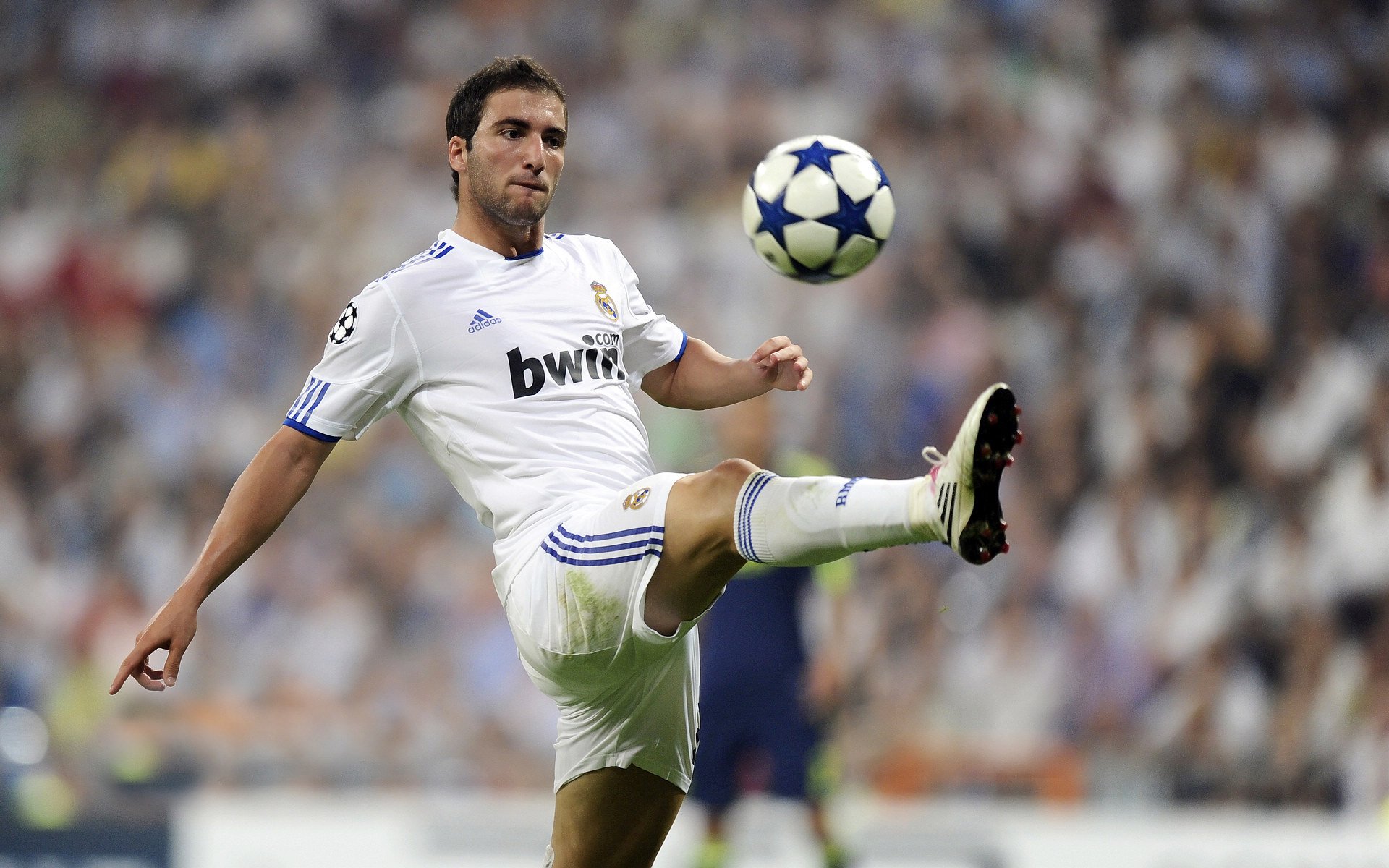 拉美球员荣膺MVP,技术精湛震撼世界,拉美足球运动员